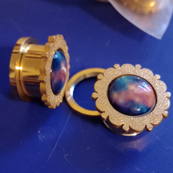 SPARKLING GOLD GALAXY INLAY SCREW BACK TUNNELS - Picture 2 of 6